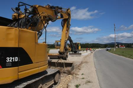 Izgradnja hodnika in kolesarske steze Cerknica  Dolenje Jezero 05 FOTO LJUBO VUKELIČ